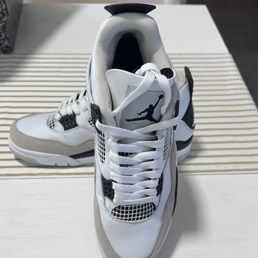 Air Jordan 4 Retro White/Black -neutral) Sneakers. NIB /NWT. Hard to find. - Picture 2 of 5